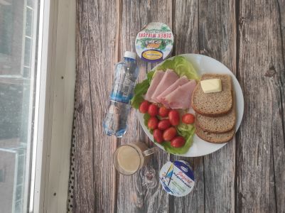 Zdjęcie przedstawia Dietę z ograniczeniem łatwoprzyswajalnych węglowodanów: Chleb Graham Masło extra Serek wiejski ziarnisty Kawa zbożowa z mlekiem Jogurt naturalny Woda źródlana Sałata zielona Pomidorki koktajlowe Szynka Piastowska